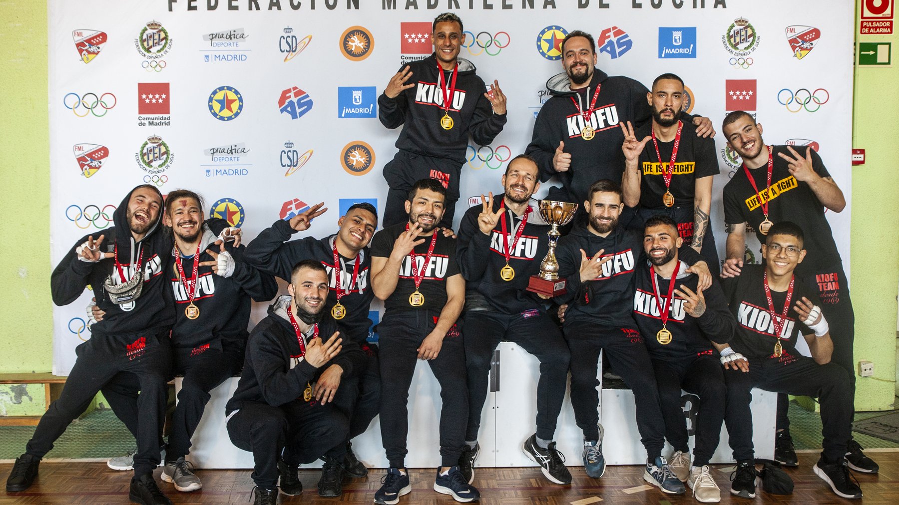 Equipo Kiofu de MMA celebrando el campeonato de Madrid con medallas y trofeo