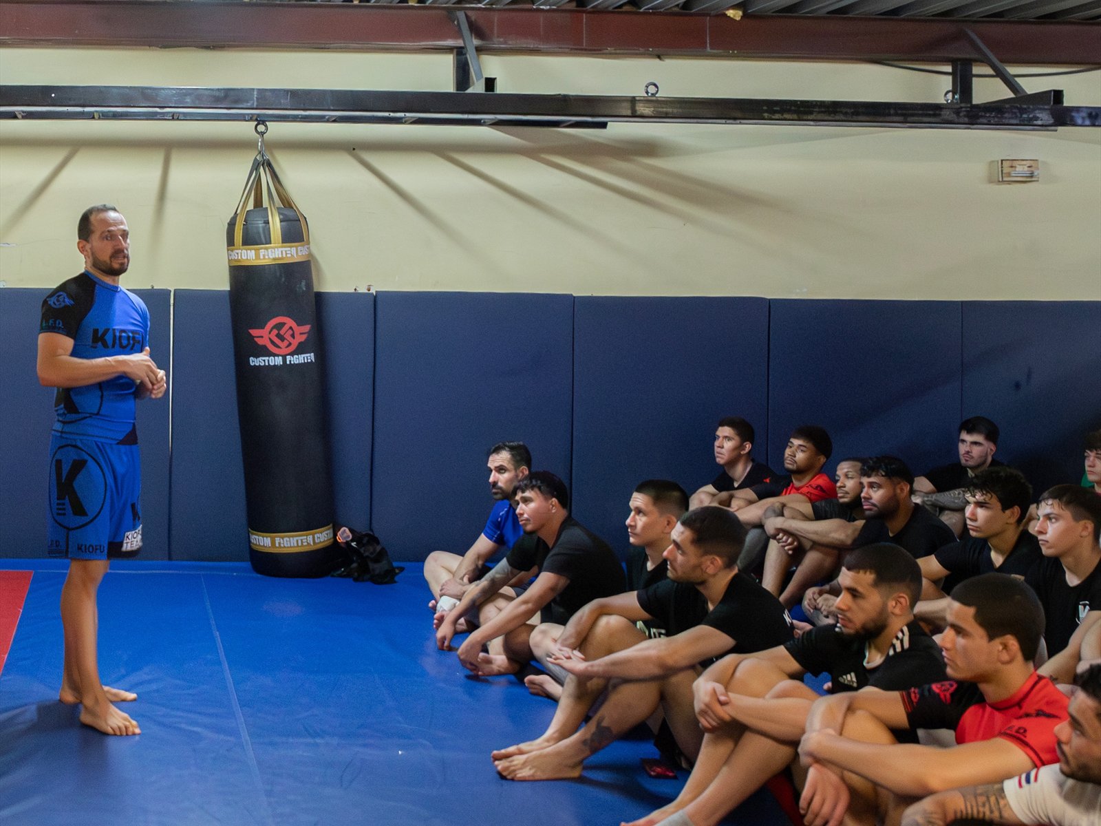 David Balarezo dirigiendo una clase de MMA en el tatami de Kiofu